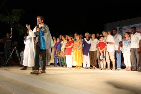Salem Epiphany Center - L'ensemble des Caravaniers sur la scène