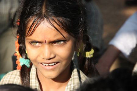 Salem Ecole tribale dans les collines - La finesse du visage, le regard vert perçant, la beauté de cette petite indienne est à couper le souffle