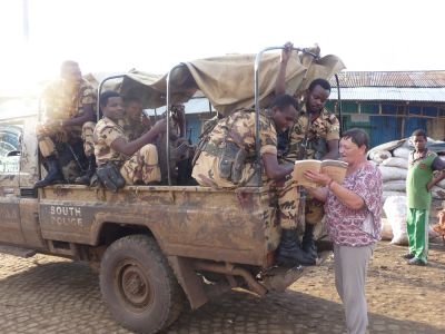 Monique explique la Caravane aux militaires
