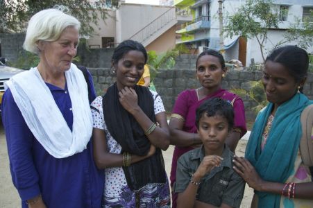 Salem Epiphany Center - Soizic avec sa famille indienne quelle parraine depuis de nombreuses années