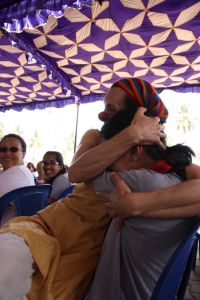 Ecole Internationale Vyasa School - Qui a dit qu'en Inde on ne pouvait pas se toucher ?