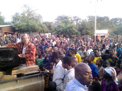 La foule bigarrée de Yetneverch attirée par le piano
