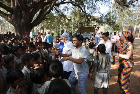 Salem Ecole tribale dans les collines - Saru avec son énergie inépuisable entraîne les enfants