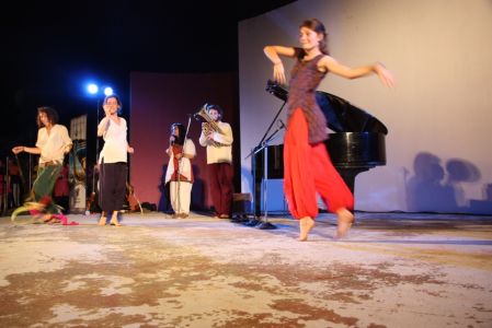 Concert à l'Alliance Française de Trivandrum - Sur des airs de boogie, les danseuses et les bolas se produisent en spectacle