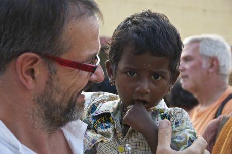 Bidonville de Mysore - Les enfants nous sautent dans les bras