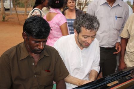 Marc en plein concert d'émergence avec le chauffeur du pickup transportant le piano
