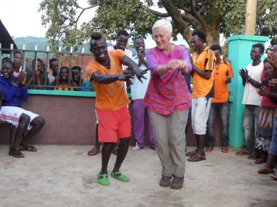 Soizic entraînée dans la danse