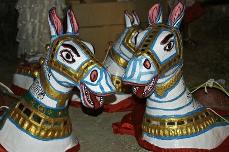 Salem Epiphany Center - Des accessoires (ici des cheveaux) sont utilisés pour les danses