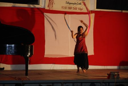 Sathyamangalam soirée consacrée aux femmes - Manon et son art des bolas accompagnée par Marc