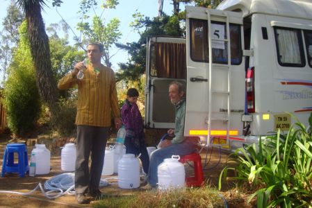 Hervé et Jospeh, membres de l'équipe de l'eau en pleine action