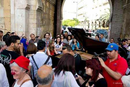 Le piano devant la Porte de France