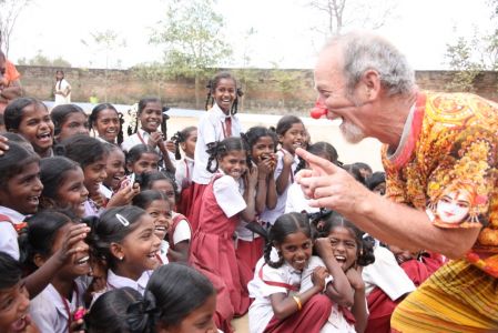 Ecole 'Jawadhu tribal school' - Joseph, notre clown amuse les enfants
