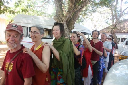 Kanyakumari Ecole pour enfant aveugle - Avant le concert, petit massage collectif des Caravaniers dans la bonne humeur