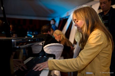 Cathy au piano, accompagnée par des musiciens tunisiens