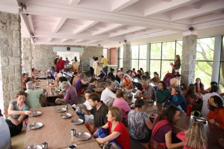 Salle à manger où nous avons été accueillis pour le petit déjeuner, le déjeuner et le goûter